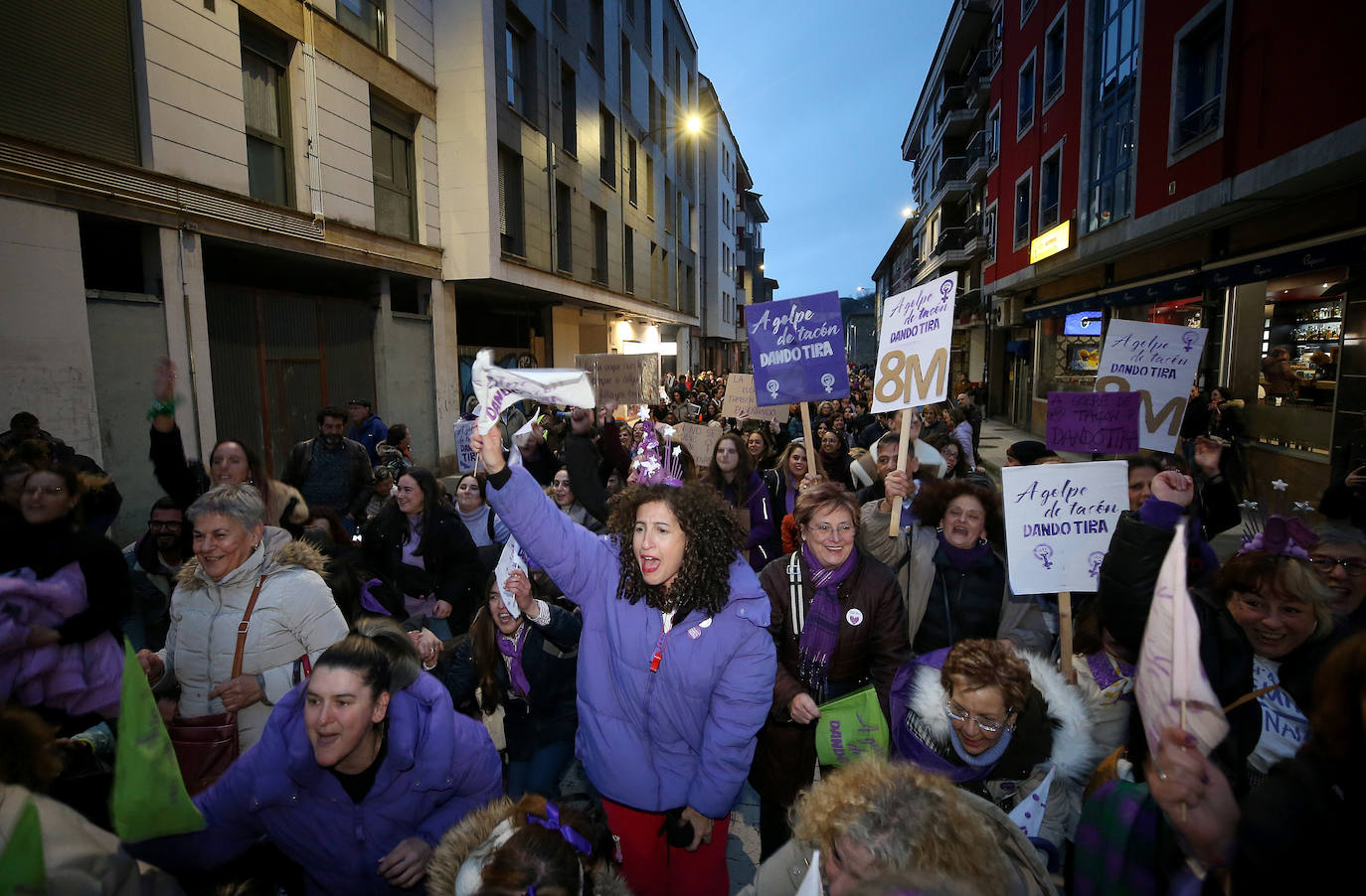 Multitudinaria manifestación del 8M en Langreo: las mujeres, dispuestas a seguir &#039;dando tira&#039;
