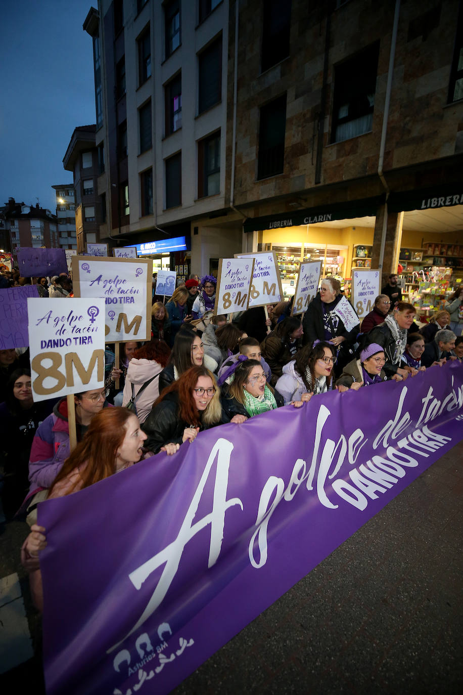 Multitudinaria manifestación del 8M en Langreo: las mujeres, dispuestas a seguir &#039;dando tira&#039;