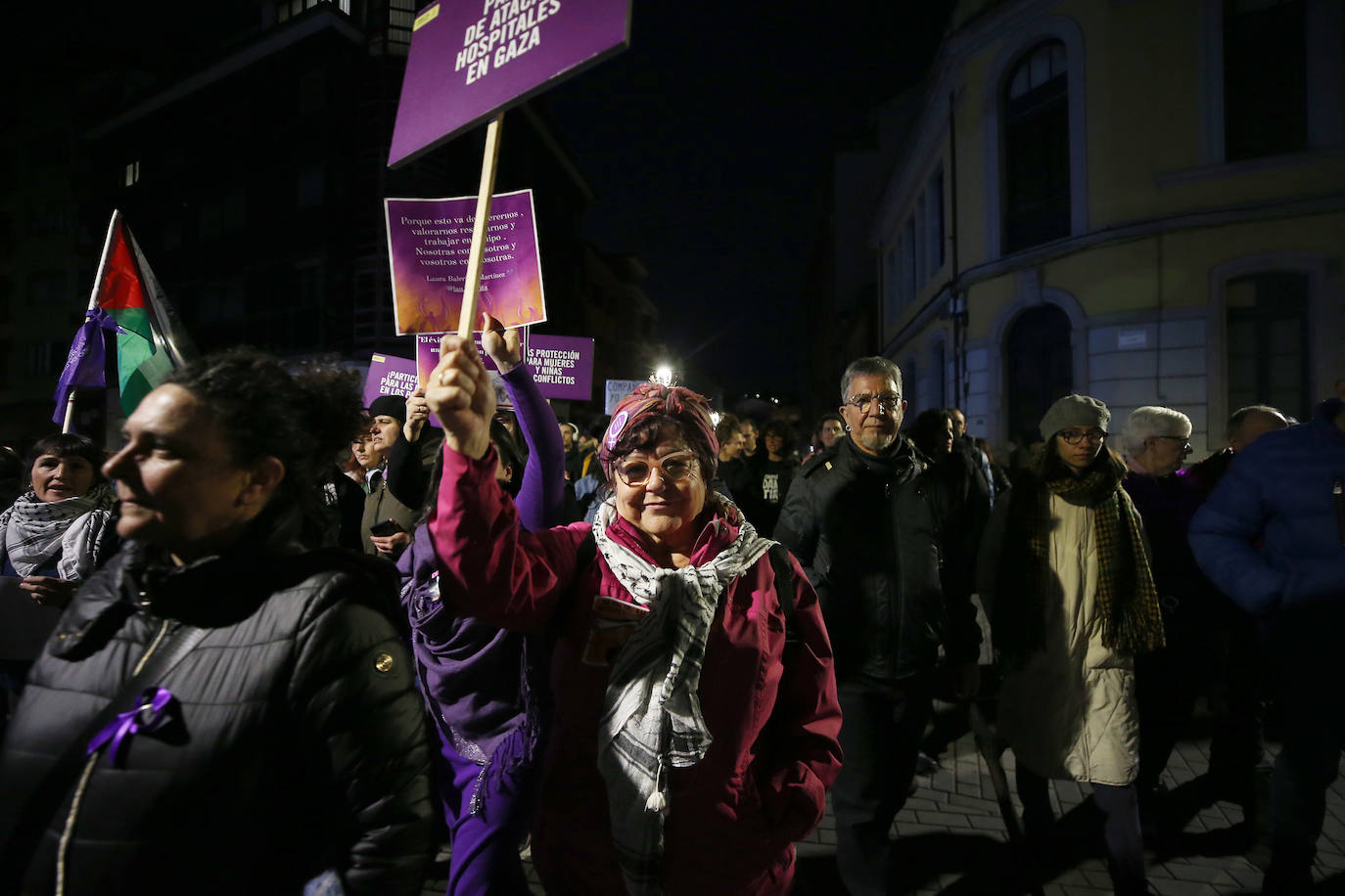 Multitudinaria manifestación del 8M en Langreo: las mujeres, dispuestas a seguir &#039;dando tira&#039;