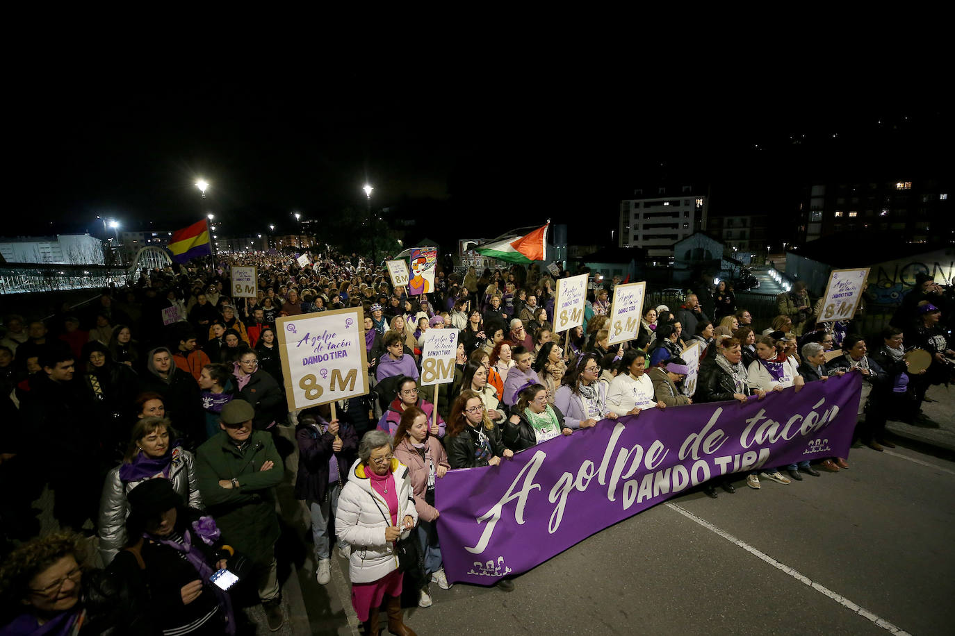 Multitudinaria manifestación del 8M en Langreo: las mujeres, dispuestas a seguir &#039;dando tira&#039;