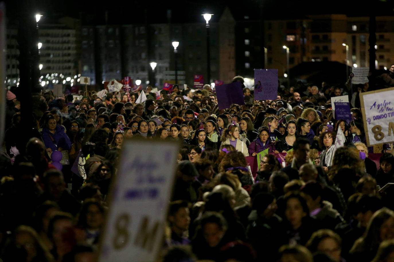 Multitudinaria manifestación del 8M en Langreo: las mujeres, dispuestas a seguir &#039;dando tira&#039;