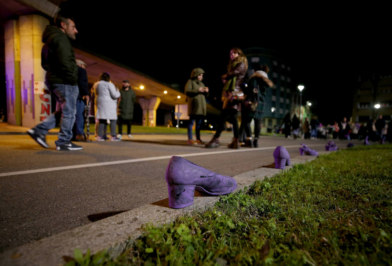 Multitudinaria manifestación del 8M en Langreo: las mujeres, dispuestas a seguir &#039;dando tira&#039;