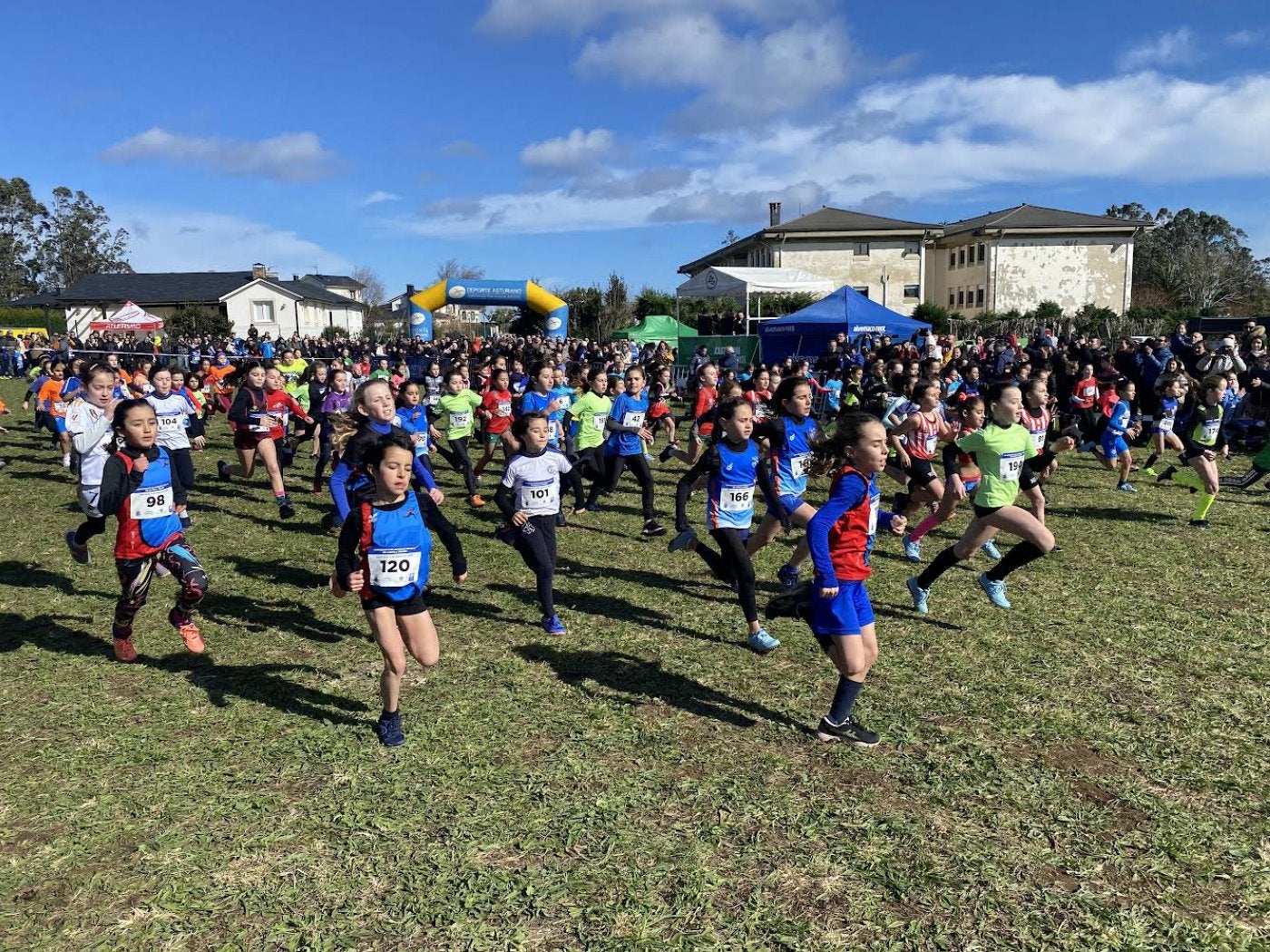 Un grupo de jóvenes corredoras toman la salida en una de las pruebas de los Juegos Deportivos.
