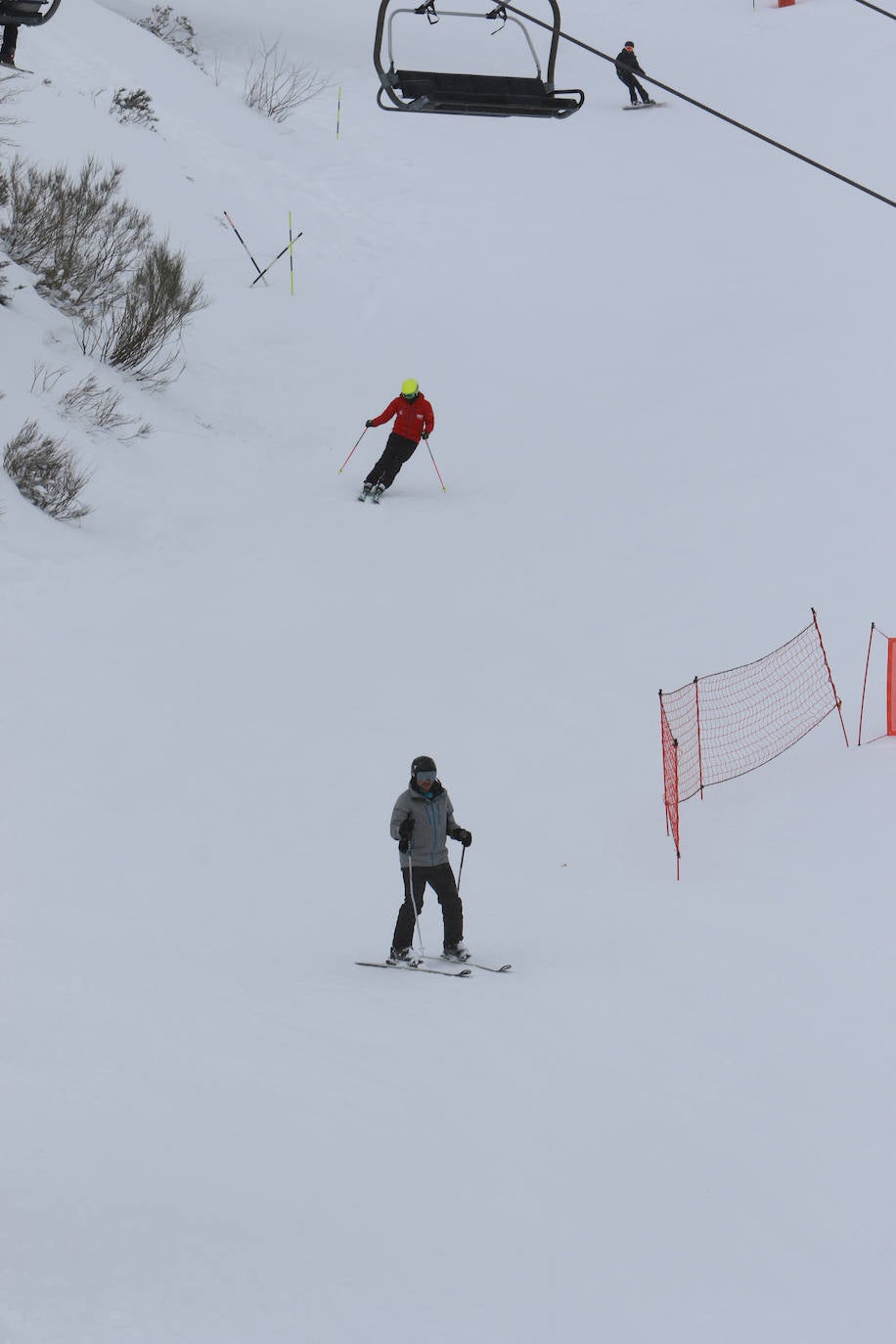 Una jornada para disfrutar de la nieve y del esquí en Asturias