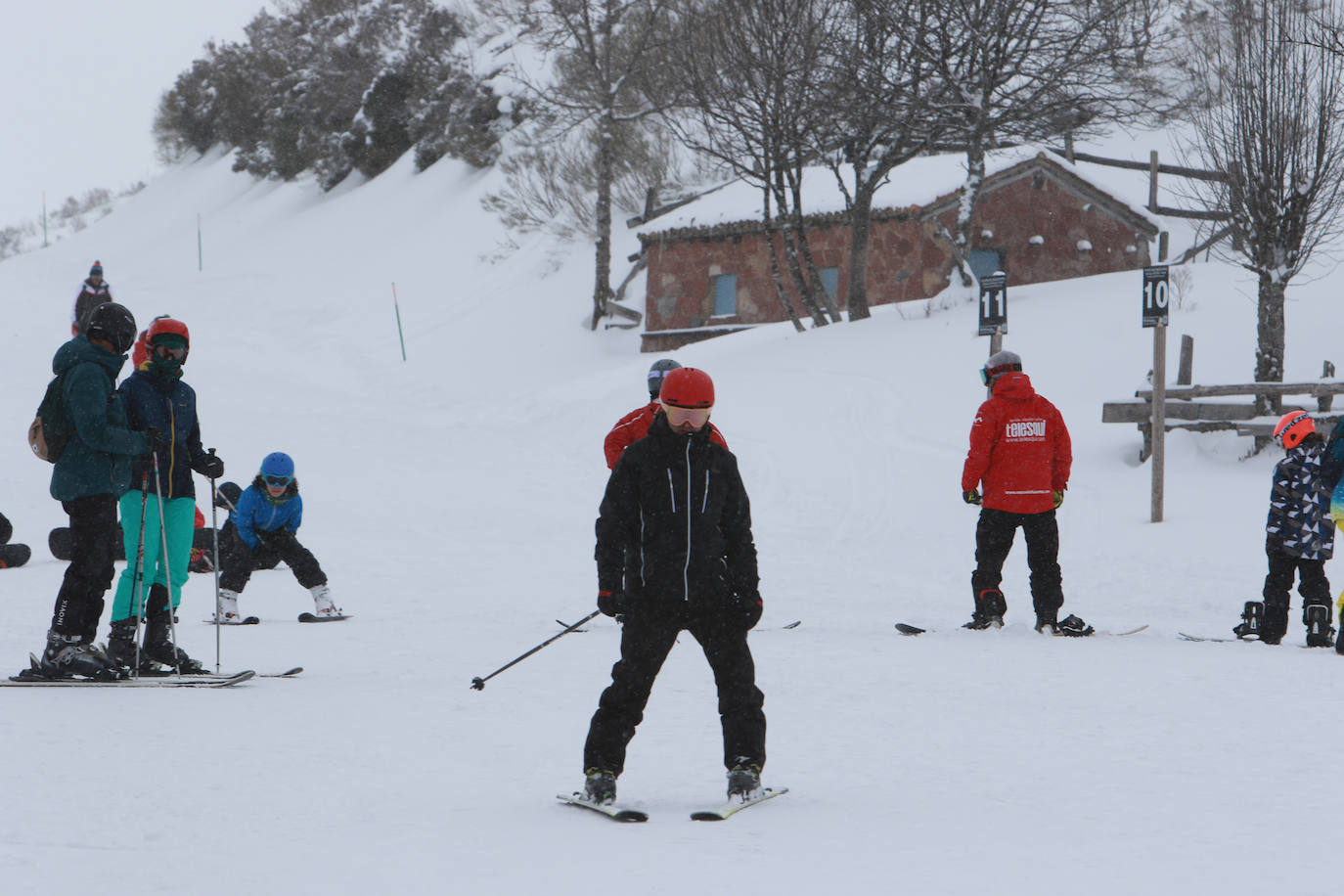 Una jornada para disfrutar de la nieve y del esquí en Asturias