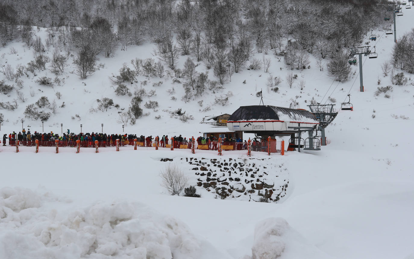 Una jornada para disfrutar de la nieve y del esquí en Asturias