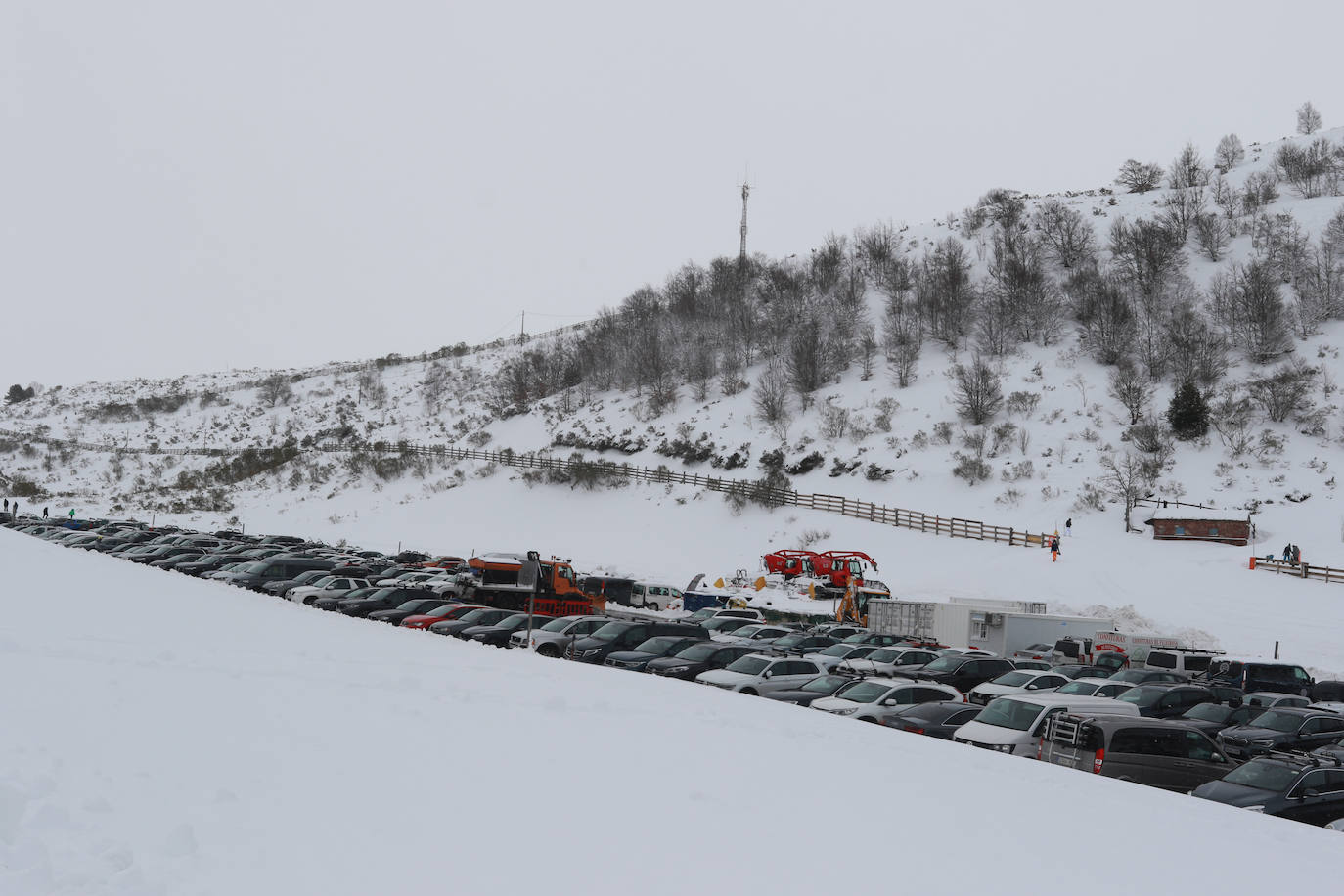 Una jornada para disfrutar de la nieve y del esquí en Asturias