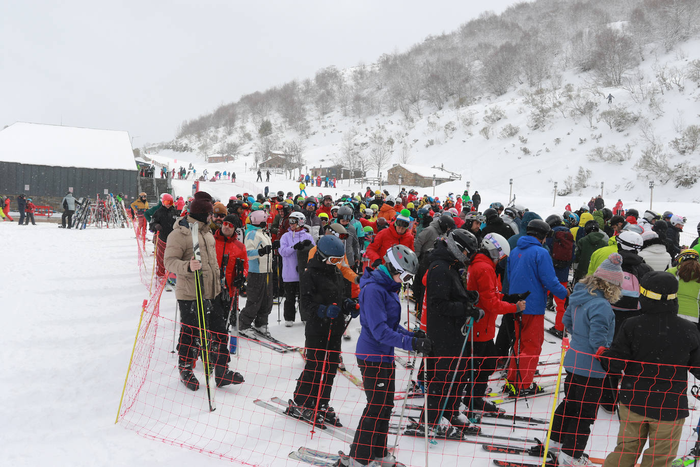 Una jornada para disfrutar de la nieve y del esquí en Asturias