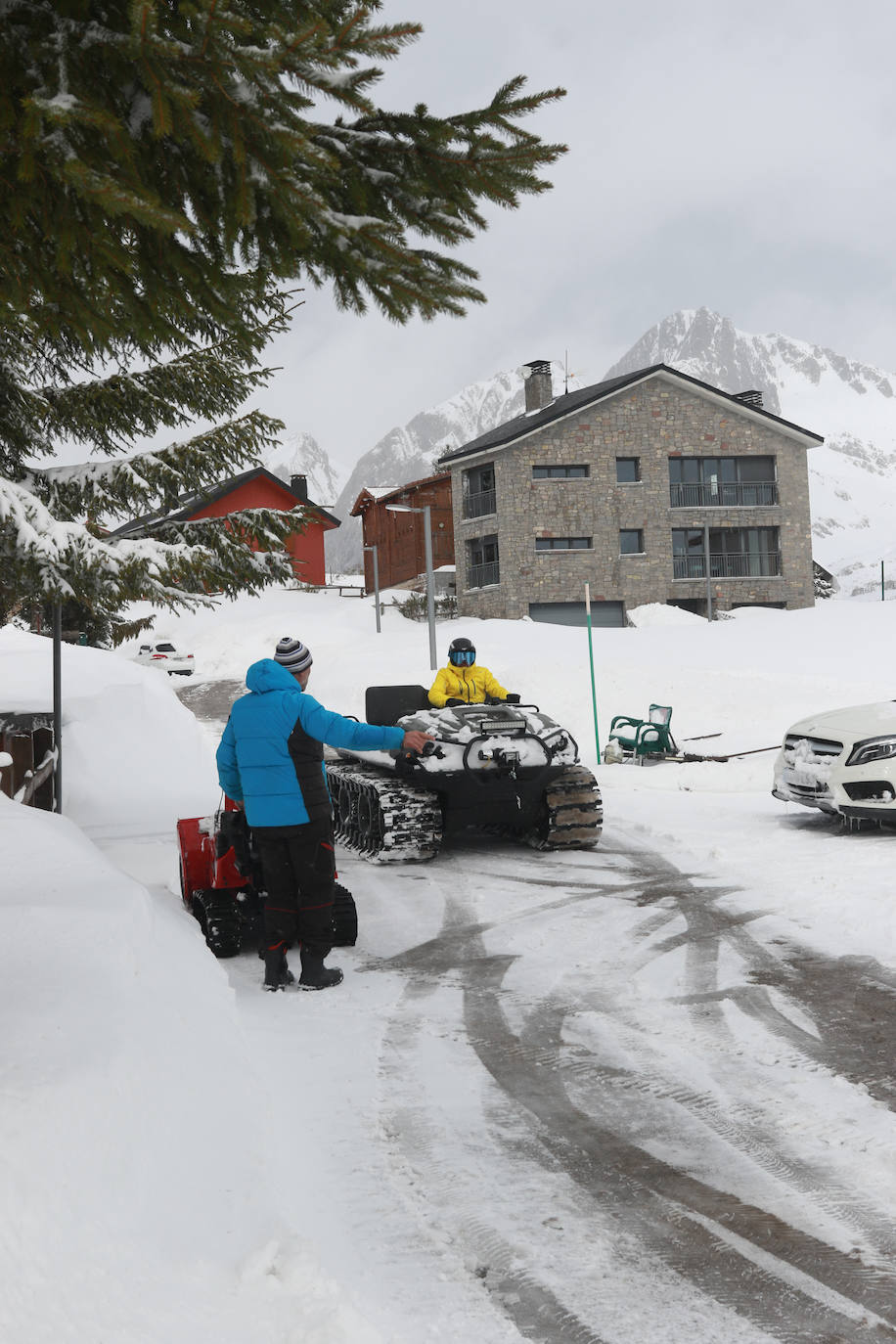 Una jornada para disfrutar de la nieve y del esquí en Asturias