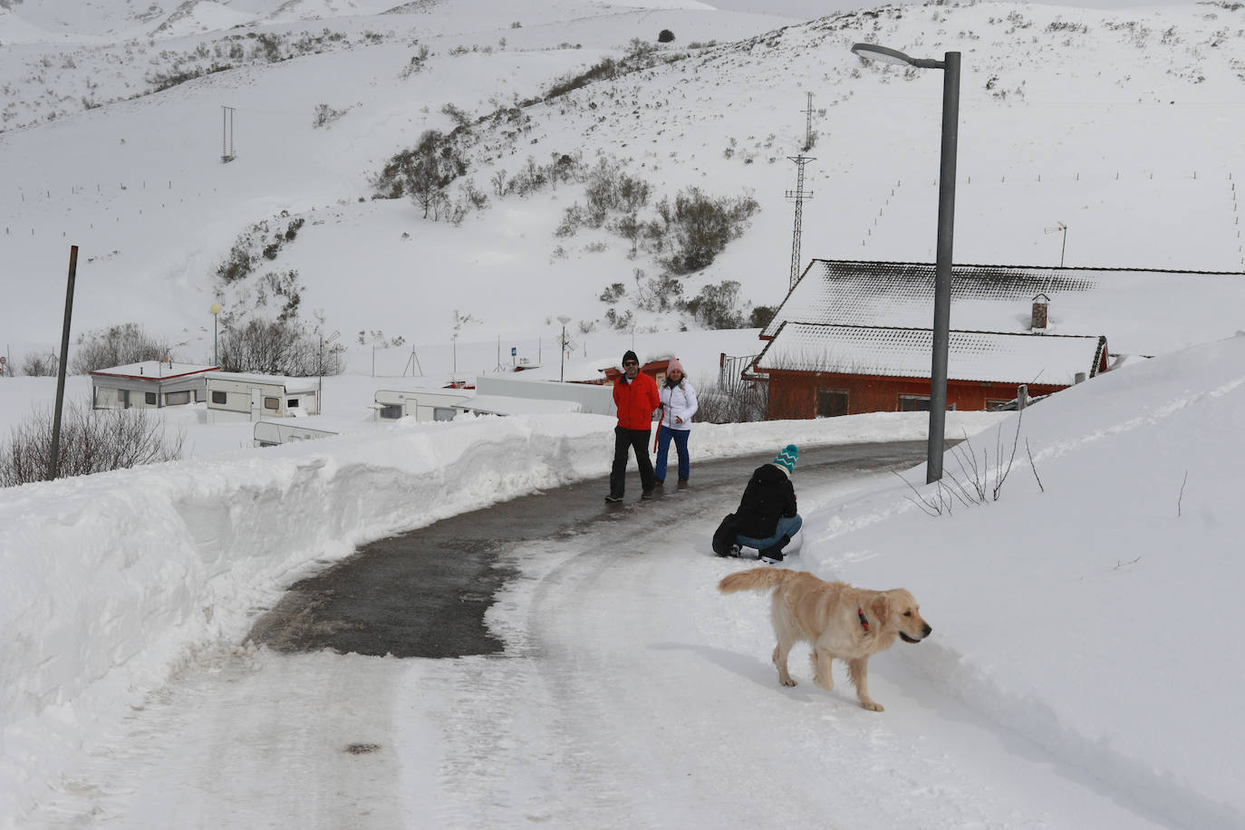 Una jornada para disfrutar de la nieve y del esquí en Asturias