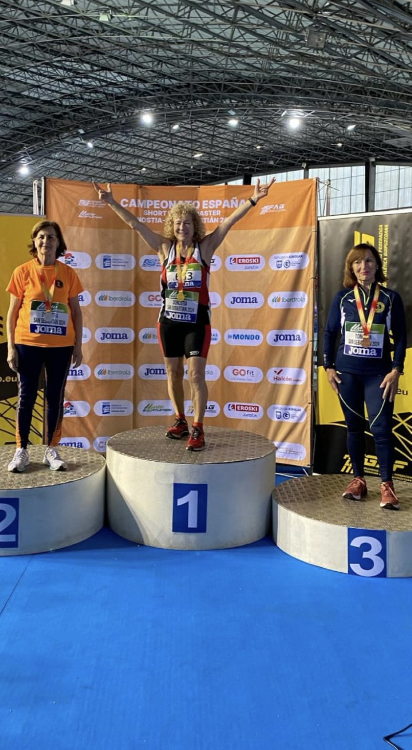 María Area, en el centro, celebrando su oro en el campeonato nacional Master Short Track de Anoeta.