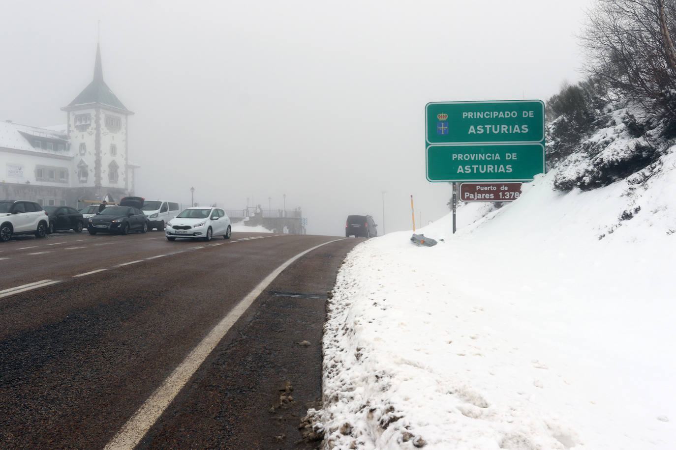 Oleaje y nieve: las imágenes del temporal en Asturias este domingo