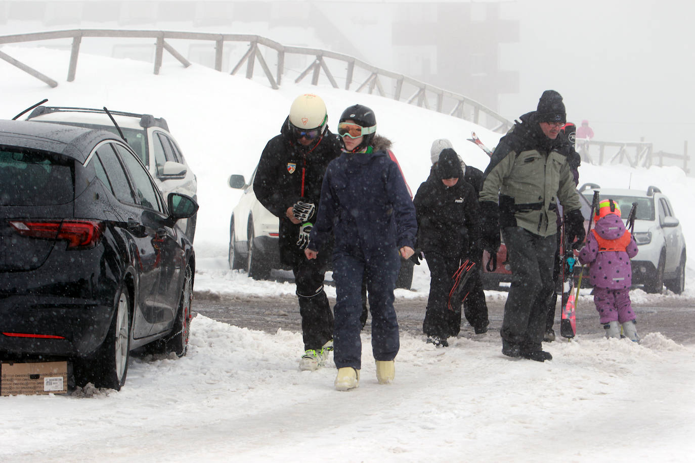 Oleaje y nieve: las imágenes del temporal en Asturias este domingo