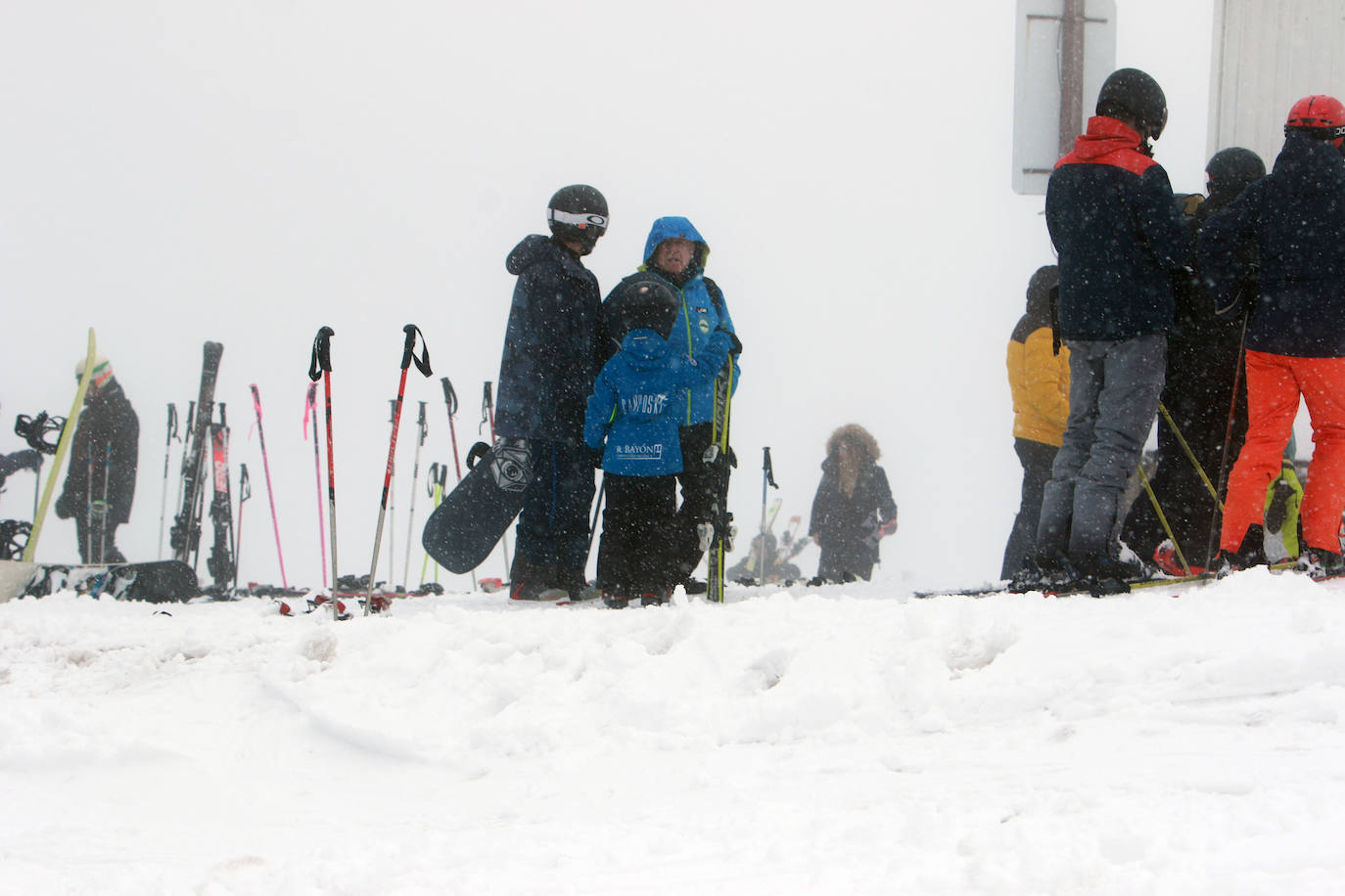 Oleaje y nieve: las imágenes del temporal en Asturias este domingo