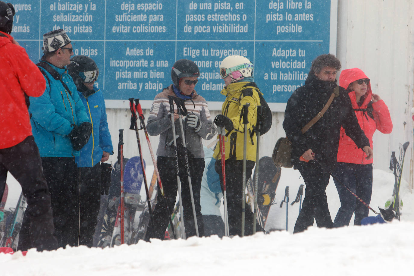 Oleaje y nieve: las imágenes del temporal en Asturias este domingo