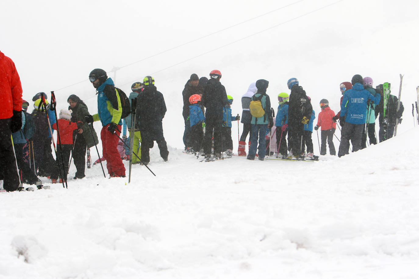 Oleaje y nieve: las imágenes del temporal en Asturias este domingo