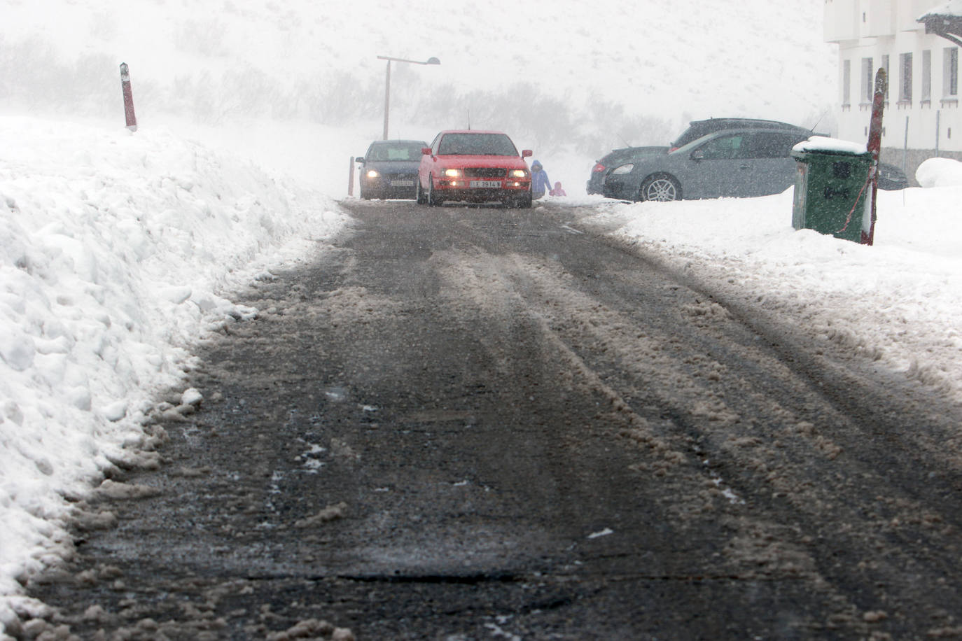 Oleaje y nieve: las imágenes del temporal en Asturias este domingo