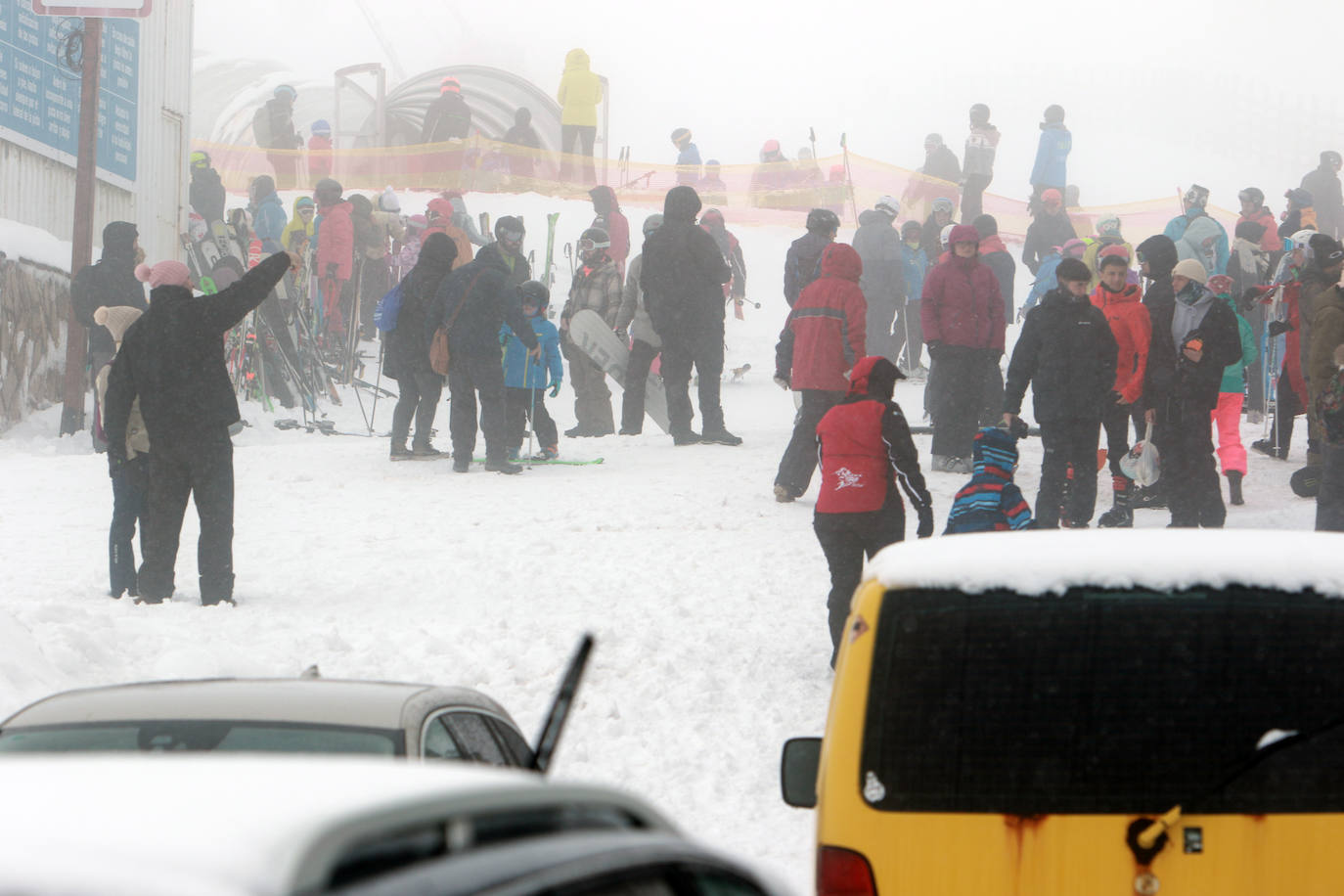 Oleaje y nieve: las imágenes del temporal en Asturias este domingo