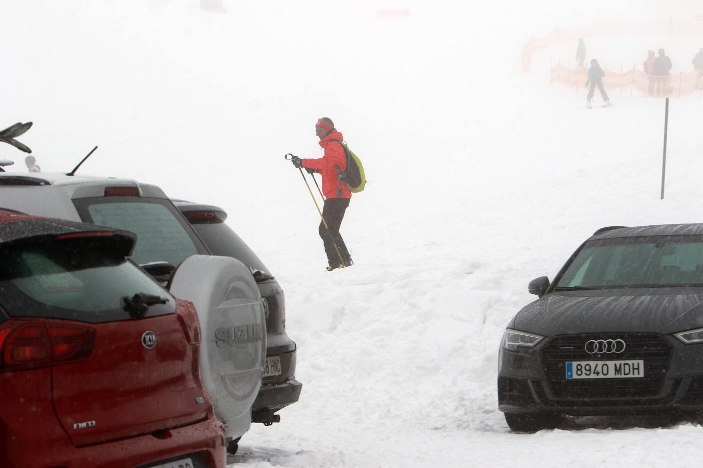 Oleaje y nieve: las imágenes del temporal en Asturias este domingo