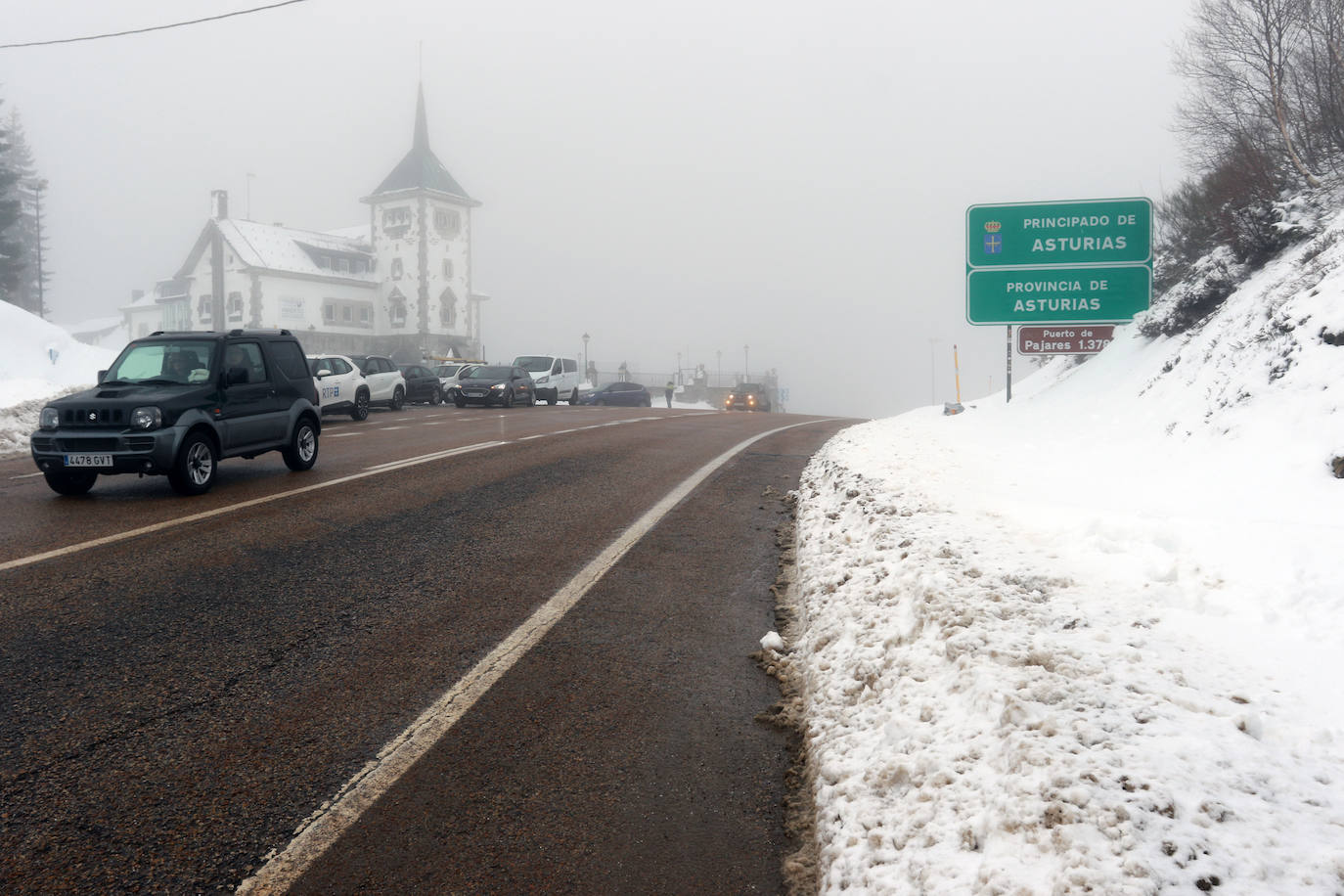 Oleaje y nieve: las imágenes del temporal en Asturias este domingo