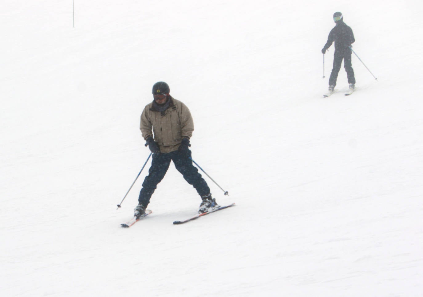 Oleaje y nieve: las imágenes del temporal en Asturias este domingo