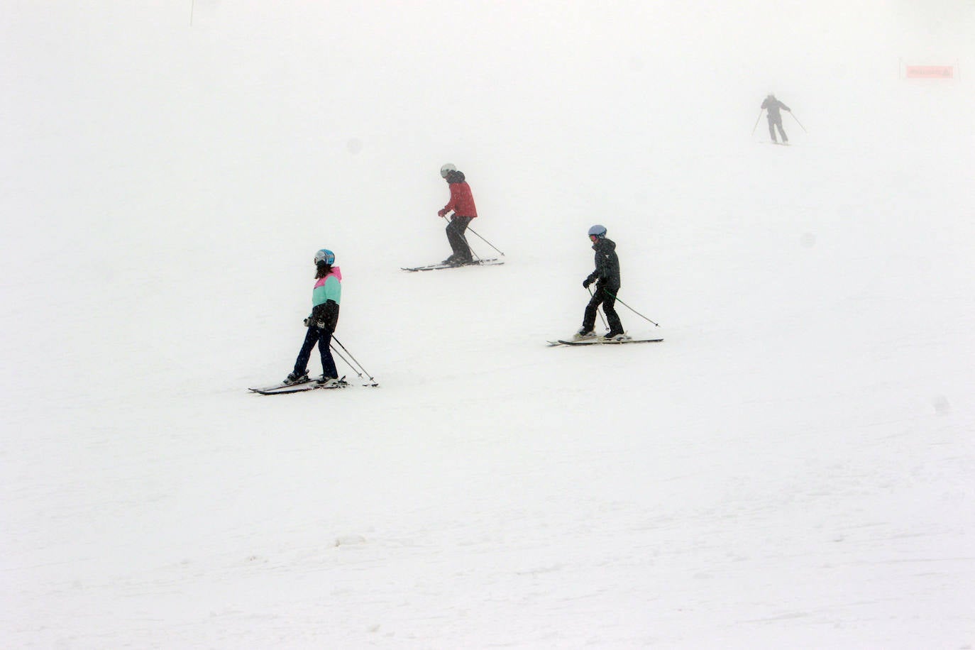 Oleaje y nieve: las imágenes del temporal en Asturias este domingo