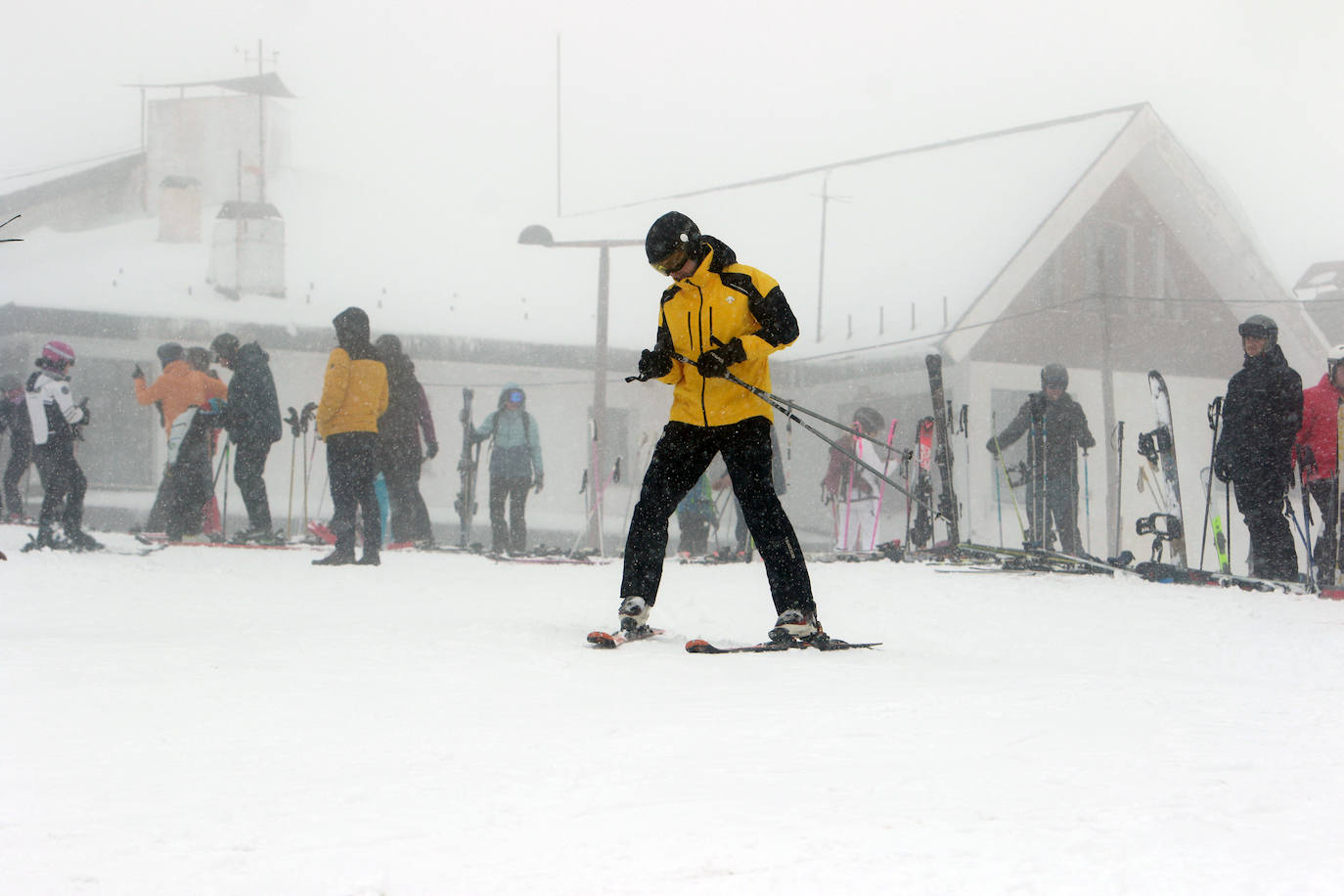 Oleaje y nieve: las imágenes del temporal en Asturias este domingo