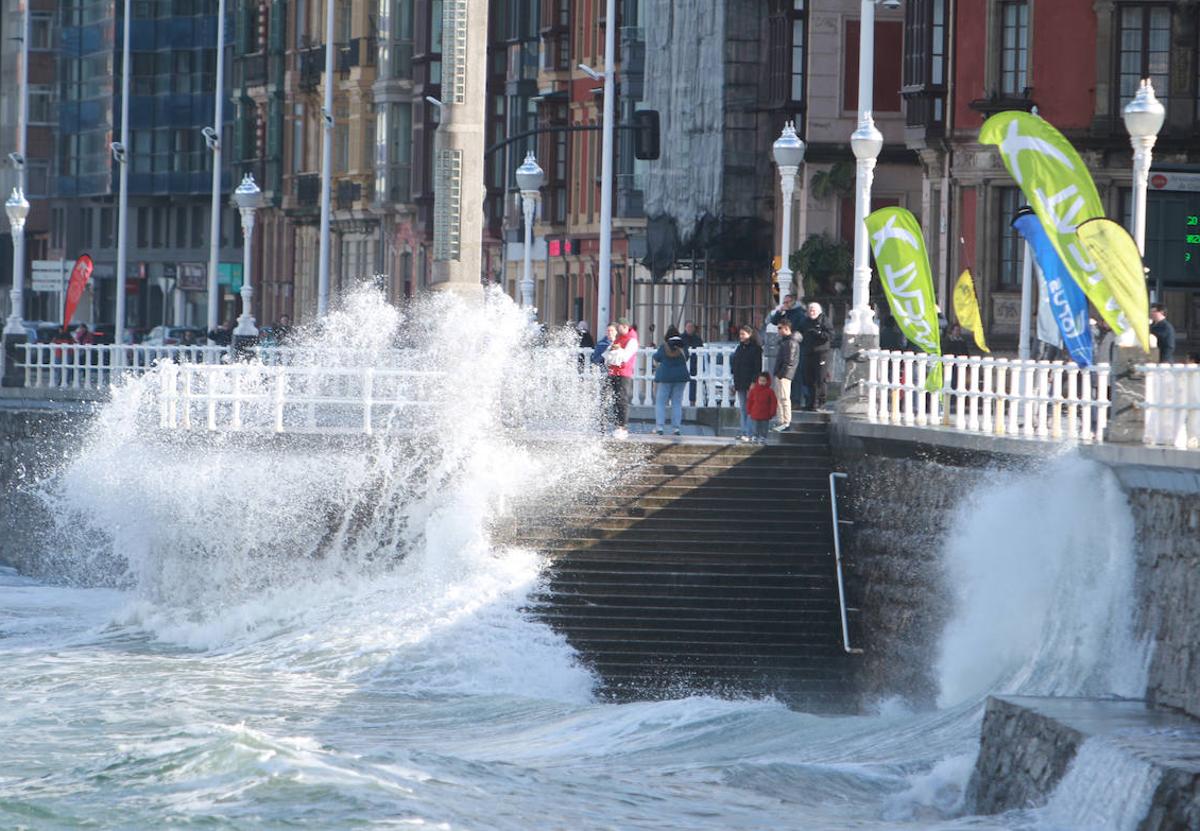 Oleaje y nieve: las imágenes del temporal en Asturias este domingo