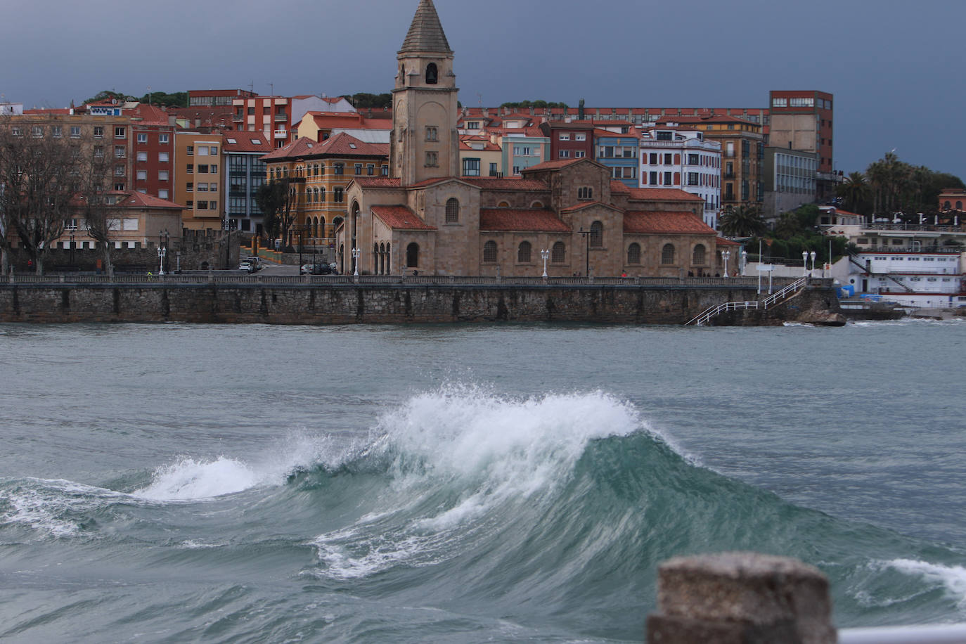 Oleaje y nieve: las imágenes del temporal en Asturias este domingo