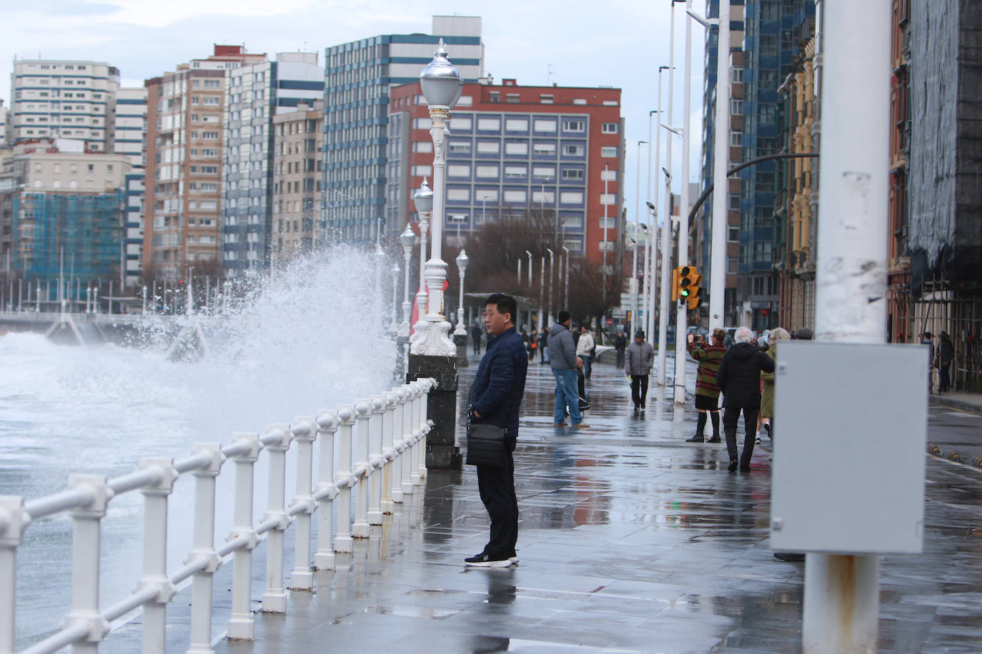 Oleaje y nieve: las imágenes del temporal en Asturias este domingo