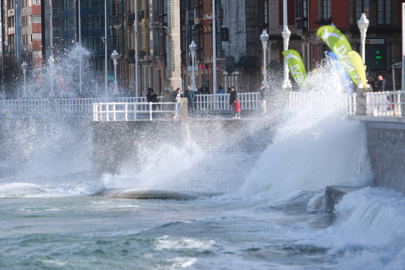 Oleaje y nieve: las imágenes del temporal en Asturias este domingo