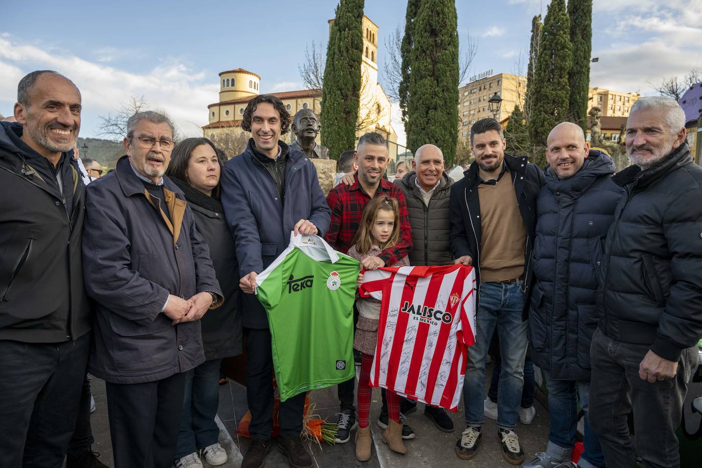 Manu Preciado, ayer, con su hija Valeria, delante del busto de su padre, con Canella, José Alberto y Redondo, a la derecha, y representantes del Racing de Santander.