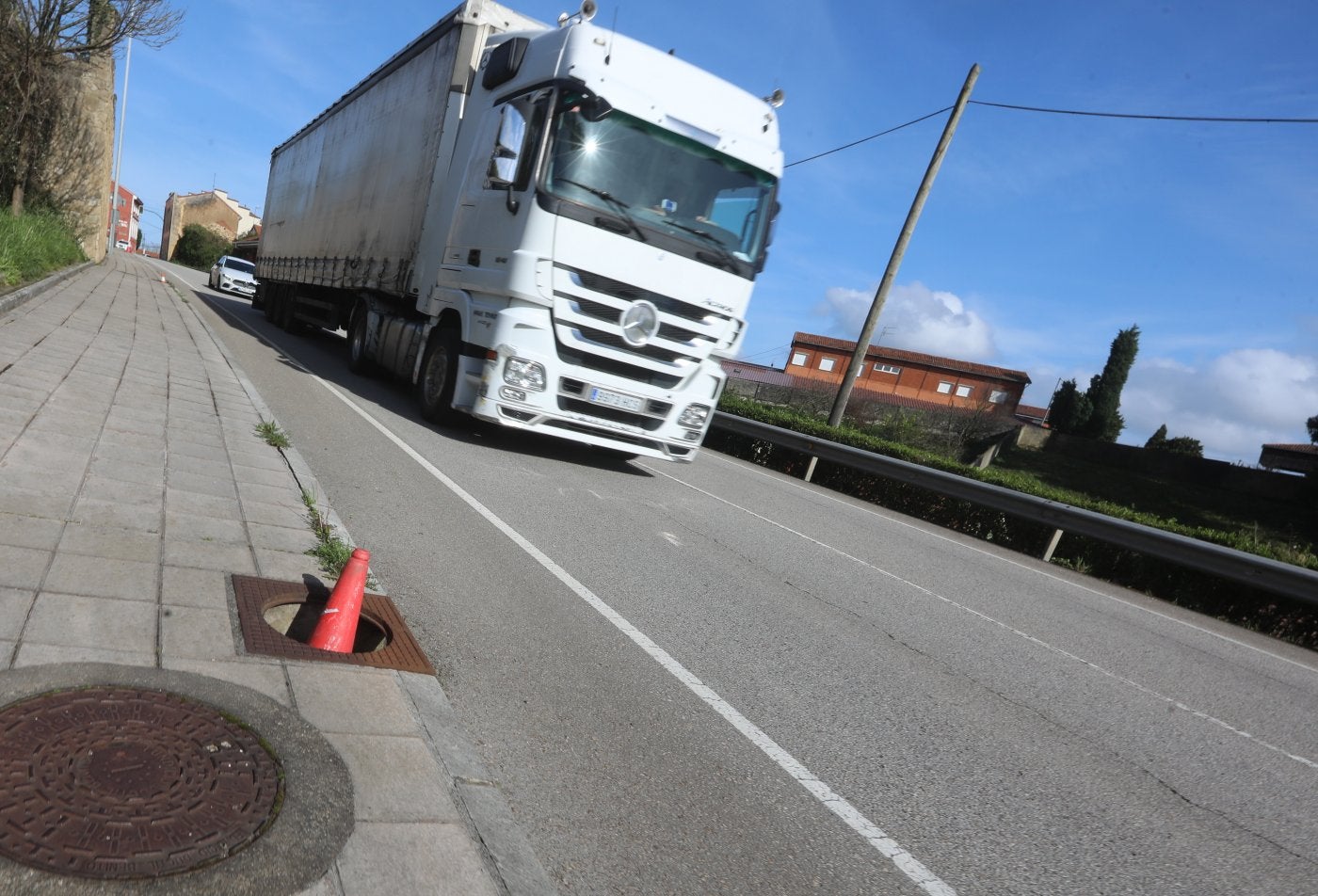 Desde hace días están señalizadas con un cono todas las tapas de registro robadas en la acera que sube desde el PEPA.
