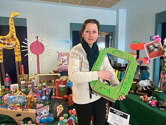 Yésica González toca un arpa hecha con materiales reciclados.