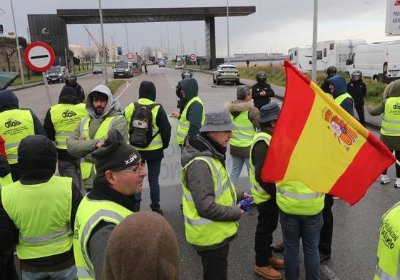 Un grupo de ganaderos y agricultores en el acceso a El Musel de Gijón.