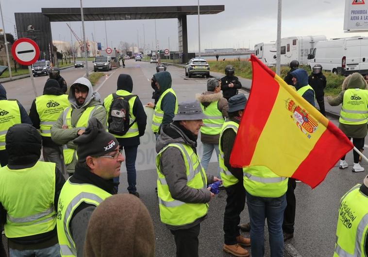 Un grupo de ganaderos y agricultores en el acceso a El Musel de Gijón.