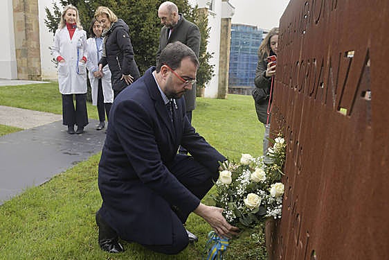 Adrián Barbón deposita un ramo de flores en El Tejo de la Memoria del HUCA cuando se cumplen cuatro años de la muerte de la primera víctima en Asturias por la pandemia.
