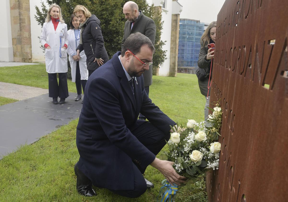 Adrián Barbón deposita un ramo de flores en El Tejo de la Memoria del HUCA cuando se cumplen cuatro años de la muerte de la primera víctima en Asturias por la pandemia.