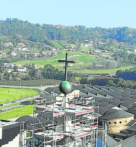 Cruz y boya de remate que serán restaurados.