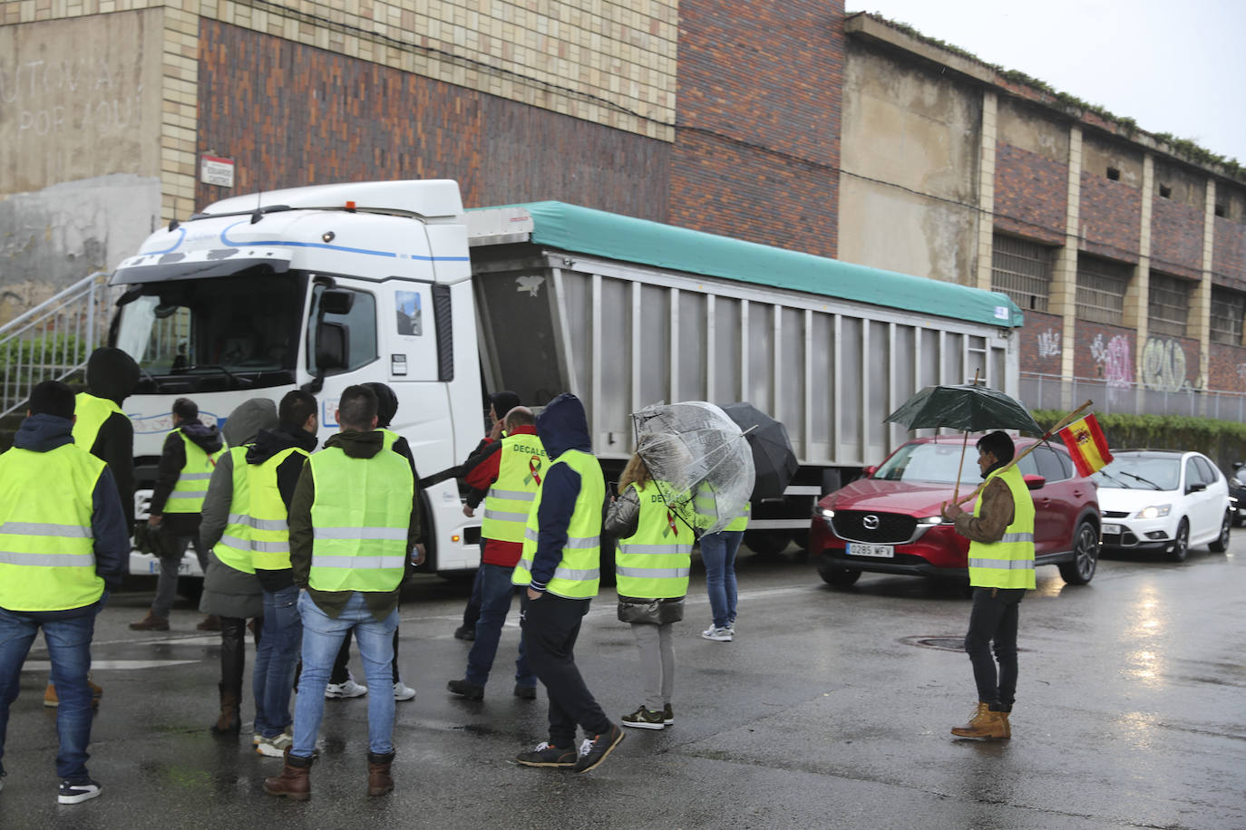 Una protesta del campo en Gijón corta durante horas el acceso a El Musel