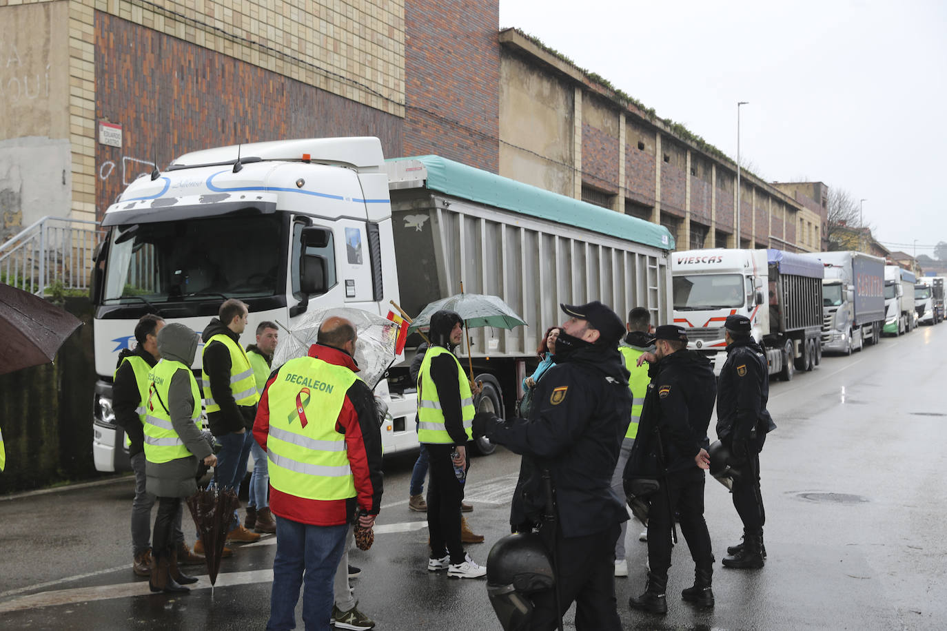 Una protesta del campo en Gijón corta durante horas el acceso a El Musel