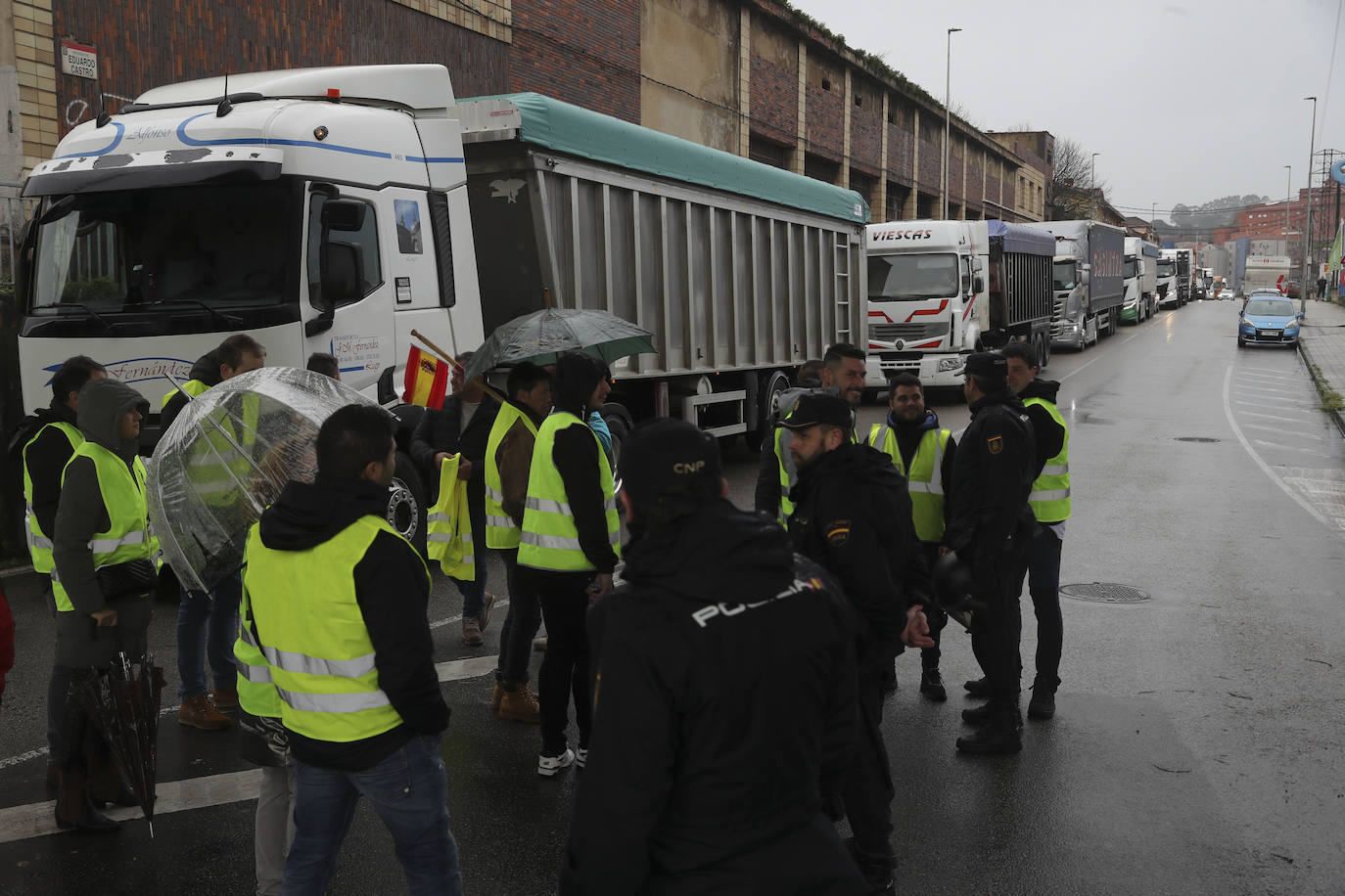 Una protesta del campo en Gijón corta durante horas el acceso a El Musel