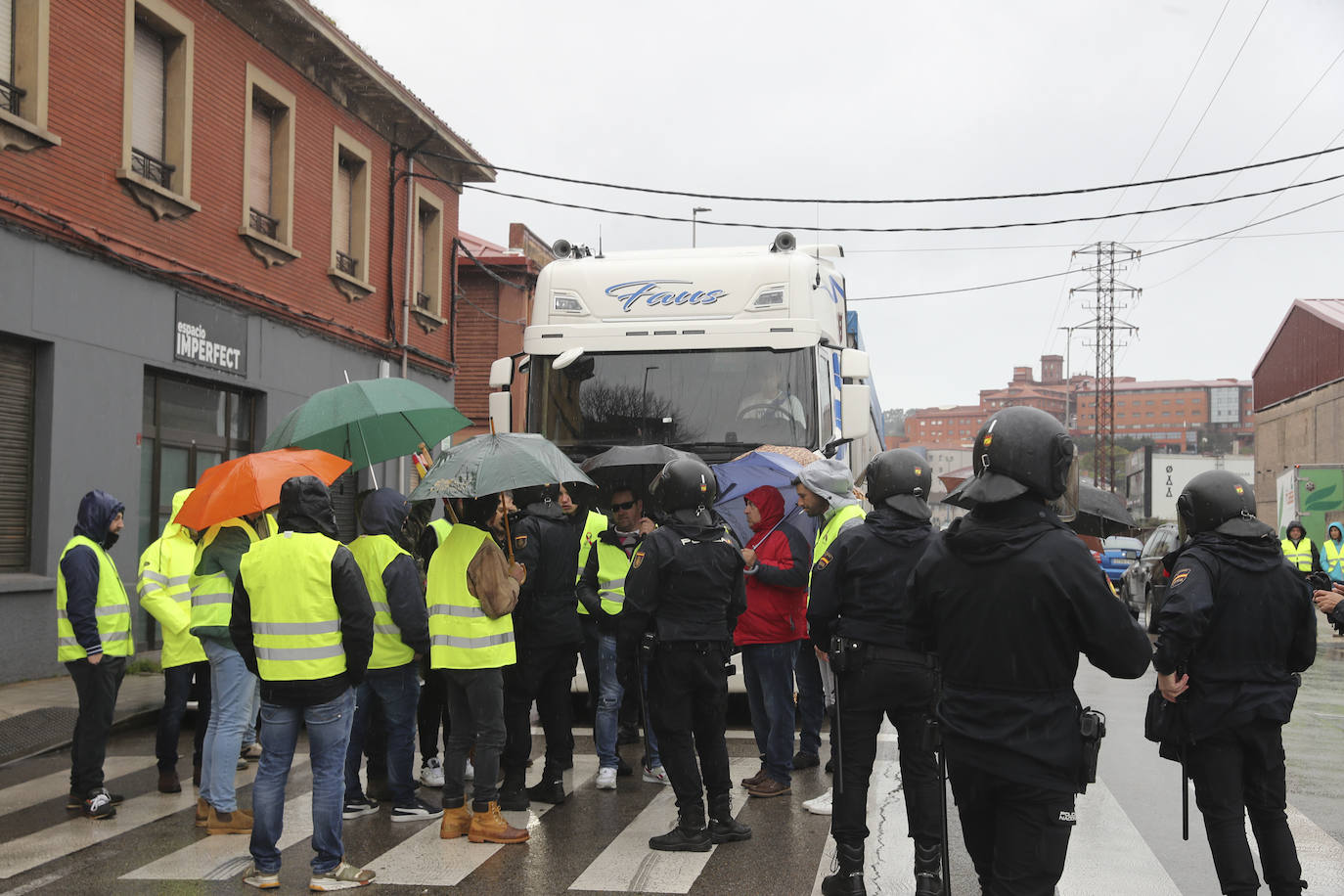 Una protesta del campo en Gijón corta durante horas el acceso a El Musel