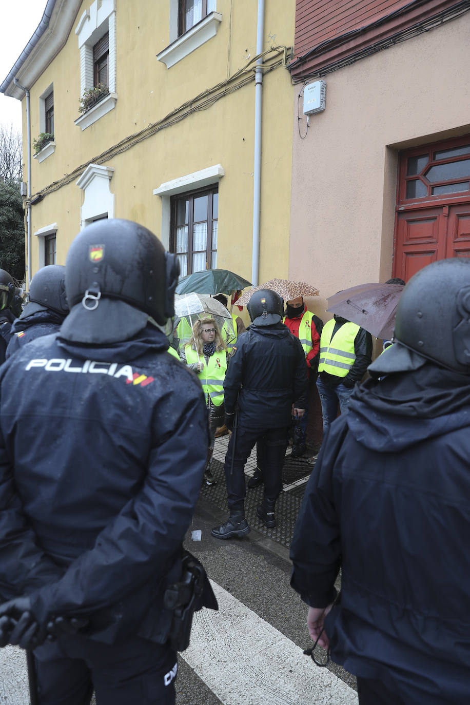 Una protesta del campo en Gijón corta durante horas el acceso a El Musel