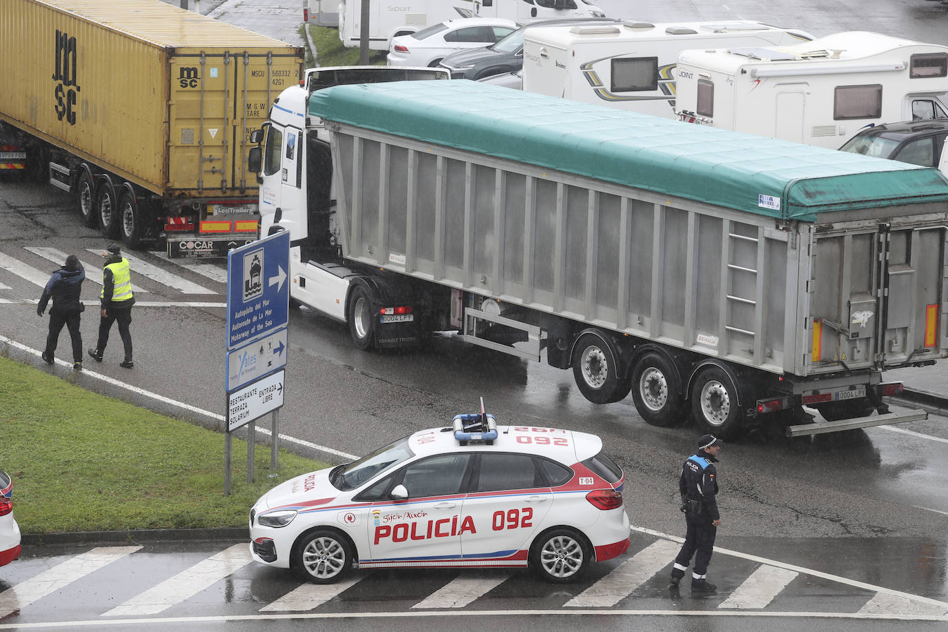 Una protesta del campo en Gijón corta durante horas el acceso a El Musel