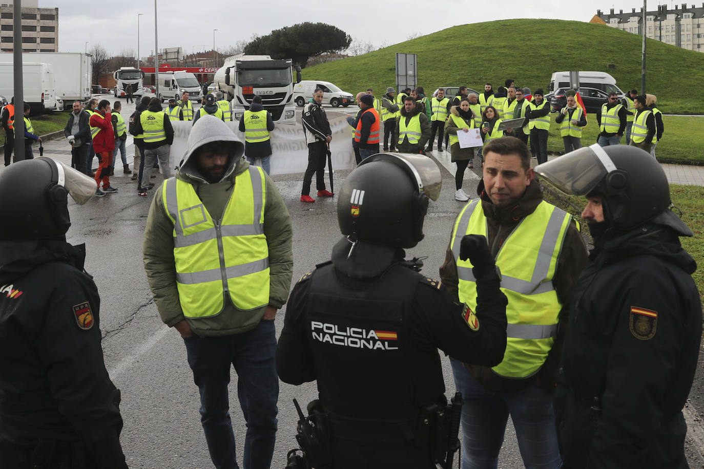 Una protesta del campo en Gijón corta durante horas el acceso a El Musel