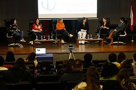 Rebeca Menéndez, Rocío Berdasco, María González, Marlene Bartolomé, Amada Vallín y María Goretti de la Fuente, en el salón de actos de la Escuela Superior de Marina Civil.
