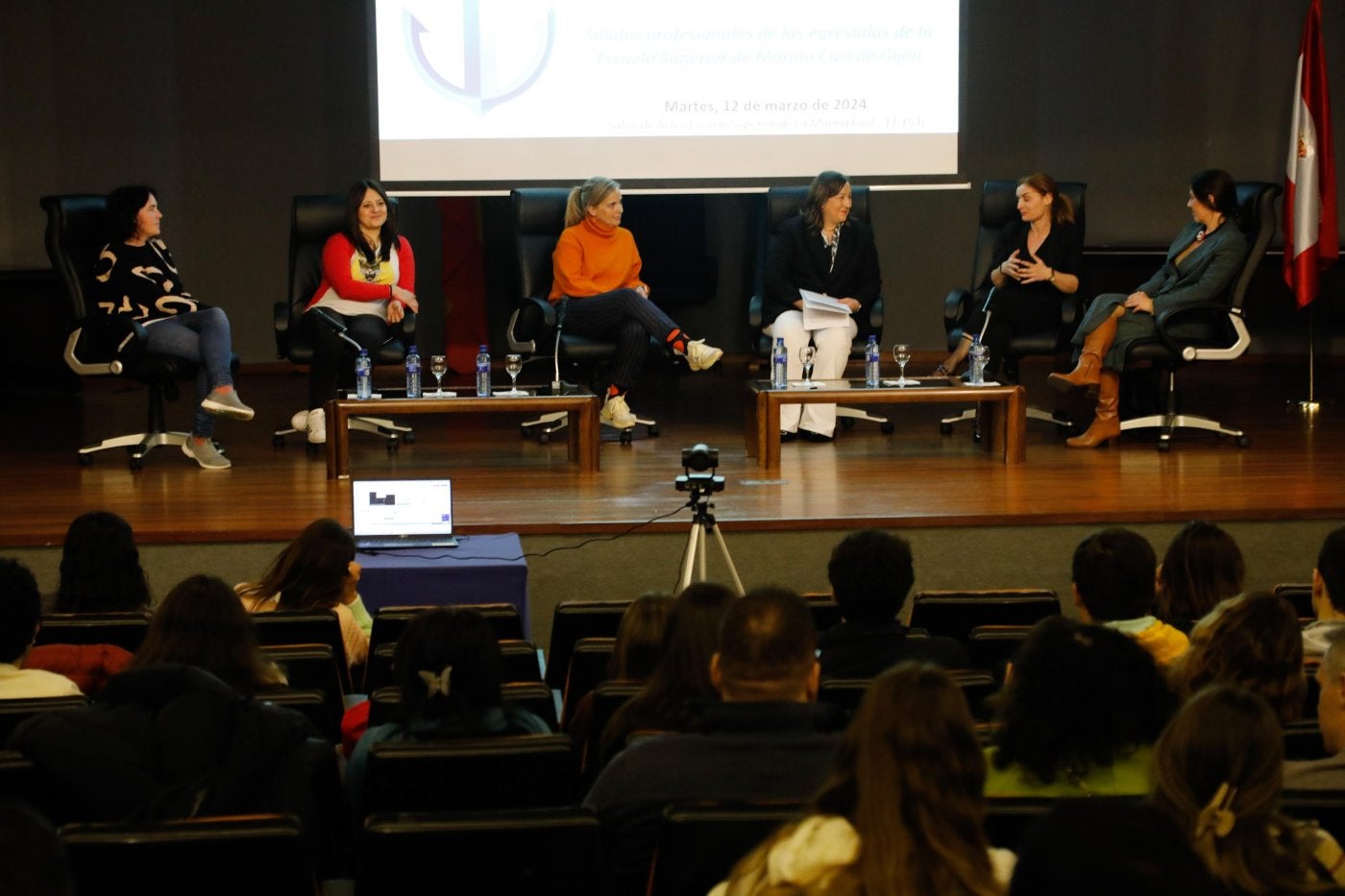Rebeca Menéndez, Rocío Berdasco, María González, Marlene Bartolomé, Amada Vallín y María Goretti de la Fuente, en el salón de actos de la Escuela Superior de Marina Civil.