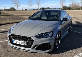 El Audi A5 RS es una berlina deportiva de tres volúmenes con 450 CV. de potencia que no pasa desapercibida .