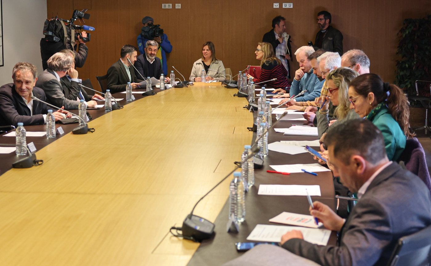 La vicepresidenta Gimena Llamedo, el consejero Alejandro Calvo y los viceconsejeros Lara Martínez y Jorge García, en la cabecera de la Mesa del AVE, donde explicaron a los agentes sociales las contraprestaciones logradas por el retraso del tren Avril.